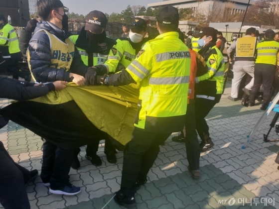 14일 민주노총이 서울 영등포구 국회 앞에서 텐트를 치고 1박2일 밤샘 농성에 돌입했다. 이 과정에서 텐트 설치를 저지하려는 경찰과 몸싸움이 일었다./사진=이해진 기자
