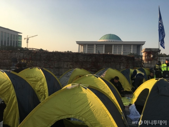 14일 민주노총이 서울 영등포구 국회 앞에서 텐트를 치고 1박2일 밤샘 농성에 돌입했다. /사진=서민선 인턴 기자