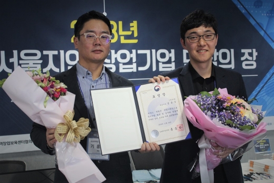 기홍석 숭실대 창업지원단 계장(좌)과 김용수 키글 대표