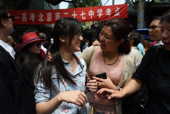 중국의 대학입시 시험인 가오카오(高考)가 끝난 후 수험생 딸을 마중 나온 어머니의 모습/AFPBBNews=뉴스1