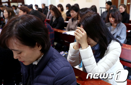 2019학년도 수학능력시험이 실시된 15일 서울 중구 명동성당 소성당에서 열린 학부모 하루 피정에 참석한 수험생을 둔 학부모들이 기도를 봉헌하고 있다./뉴스1 © News1