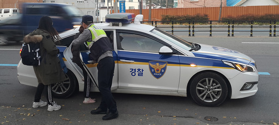  2019학년도 대학수학능력시험일인 15일 오전 광주 지역 경찰관들이 시험장에 늦은 수험생들을 경찰차로 긴급 수송하고 있다./사진=광주지방경찰청 제공
