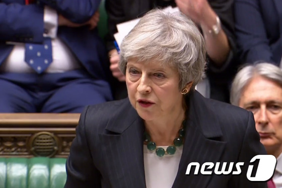 테리사 메이 영국 총리가 15일(현지시간) 의회에서 브렉시트 합의 초안을 둘러싼 논란에 대해 입장을 밝히고 있다. © AFP=뉴스1