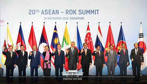  문재인 대통령이 14일 오전(현지시간) 싱가포르 선텍(SUNTEC) 컨벤션센터에서 열린 제20차 한·아세안 정상회의에서 기념 촬영을 하고 있다. (청와대 페이스북) 2018.11.14/사진=뉴스1  