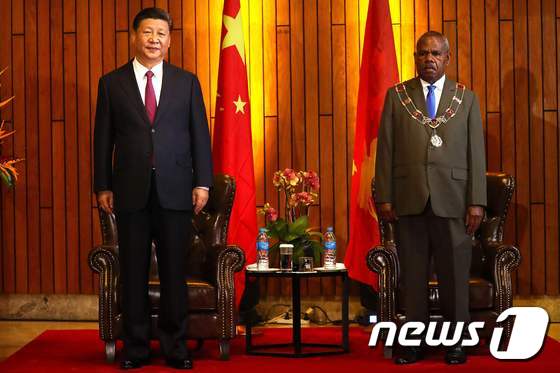 [사진][사진] 나란히 선 시진핑과 파푸아뉴기니 총독