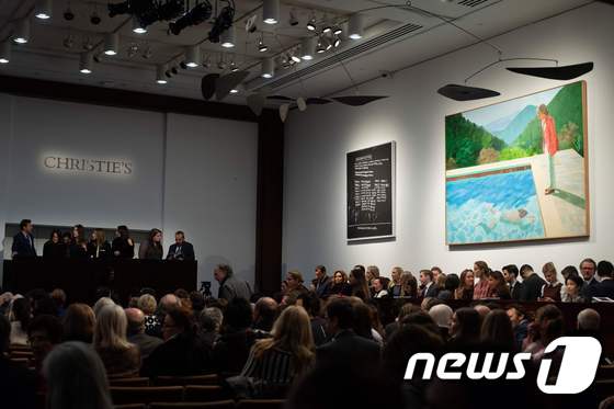 15일(현지시간) 데이비드 호크니의 대표작 '예술가의 초상' 경매가 진행된 미국 뉴욕 크리스티 경매를 찾은 참석자들. © AFP=뉴스1