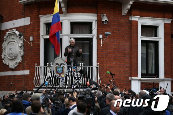 지난해 5월 런던 주재 에콰도르 대사관 발코니에서 기자회견 중인 위키리크스의 설립자 줄리언 어산지. (자료사진) © AFP=뉴스1