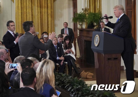 지난 7일(현지시간) 워싱턴 백악관에서 열린 기자회견에서 도널드 트럼프 미국 대통령과 CNN의 짐 아코스타 기자가 날 선 공방을 벌이고 있다.  © AFP=뉴스1 © News1 우동명 기자