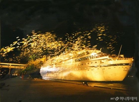 1998년 당시 금강산 관광선인 금강호의 출항 모습./사진제공=현대그룹