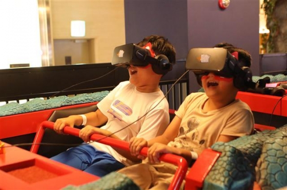롯데백화점 건대점의 가상현실(VR) 체험관인 '롯데 몬스터 VR' 콘텐츠를 어린이들이 체험하고 있다. /사진제공=롯데백화점<br>