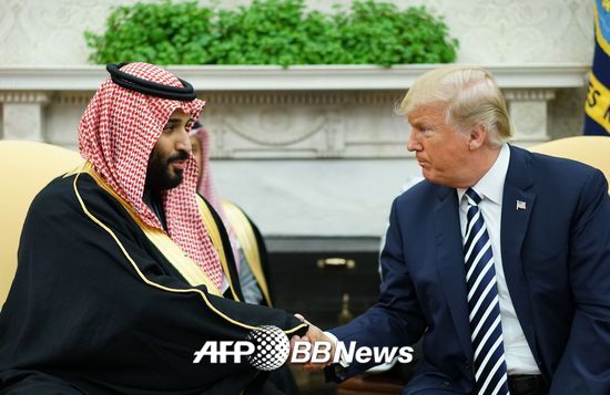 도널드 트럼프 미국 대통령(오른쪽)과 무함마드 빈 살만 사우디아라비아 왕세자가 지난 3월 백악관에서 악수를 하고 있다. /AFPBBNews=뉴스1