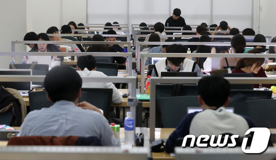 지난 3월 서울의 한 대학교 도서관에서 학생들이 공부에 열중하고 있다. /사진=뉴스1