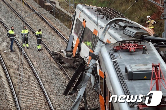 [사진][사진] 스페인 통근열차 탈선 사고로  45명 사상