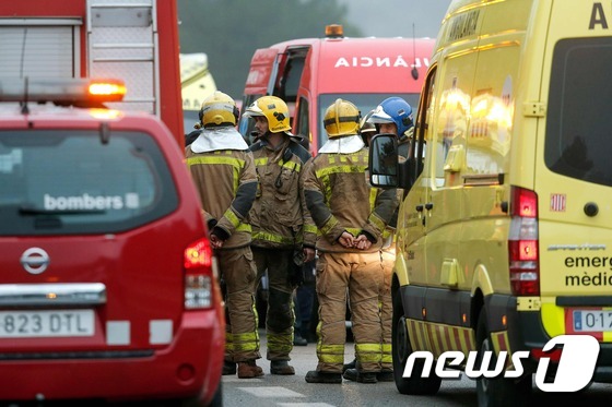 [사진][사진] 스페인 열차 탈선현장 도착한 구조대원들