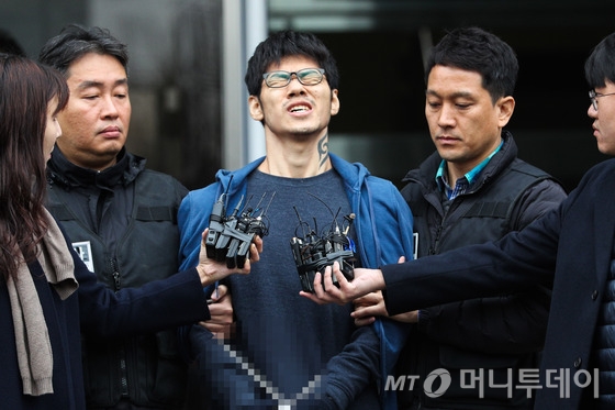 PC방 아르바이트생을 살해한 혐의로 구속된 피의자 김성수(29)가 21일 오전 서울 양천경찰서에서 서울남부지방검찰청으로 송치되고 있다. /사진=뉴스1