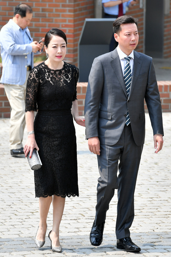 노현정 전 KBS 아나운서가 남편과 함께 지난해 6월16일 정몽준 아산재단 이사장의 장녀 정남이 아산나눔재단 상임이사의 결혼식에 참석하고 있다./ 사진=뉴스1