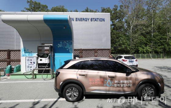 머니투데이 취재차량으로 운영되는 수소전기차 '넥쏘'가 서울 양재동 수소충전소에서 수소를 충전하고 있다.