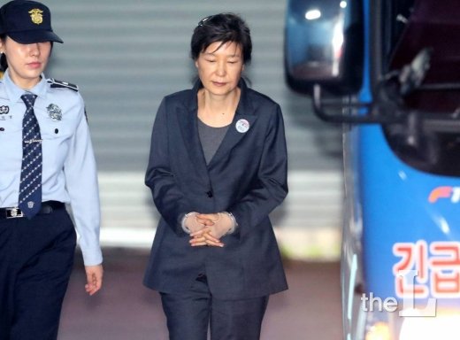 구속 만기를 엿새 앞둔 박근혜 전 대통령이 10일 오후 서초구 서울중앙지법에서 열린 공판을 마친 뒤 호송차에 오르고 있다.