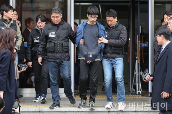 PC방 아르바이트생을 살해한 혐의로 구속된 피의자 김성수씨(29)가 21일 오전 서울 양천경찰서에서 서울남부지방검찰청으로 송치되고 있다. / 사진=뉴스1