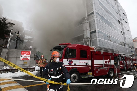 [사진]연기치솟는 KT 아현지사...현장 통제