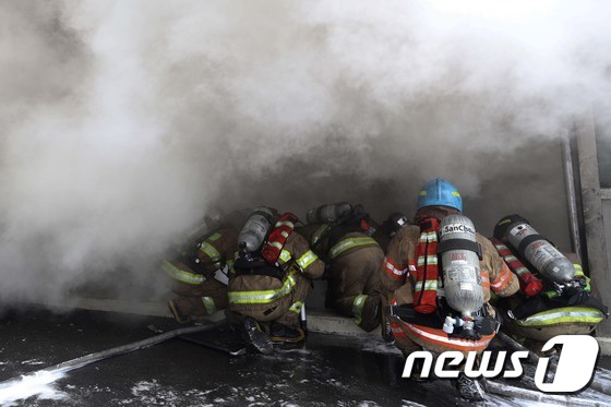 [사진]KT아현지사 화재...연기속으로 기어들어가는 소방관