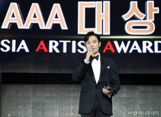  ̺ 28  õ ü  '2018 Asia Artist Awards'(2018 ƽþƾƼƮ '2018 AAA')    Ұ ϰ ִ/=ּ