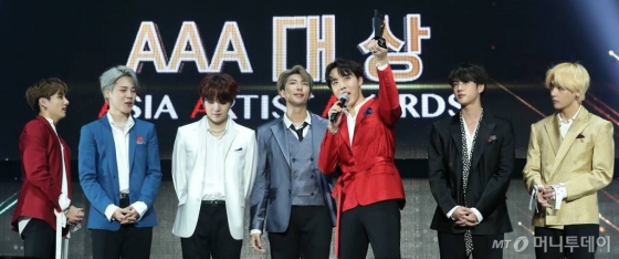 ɱ׷ Ʈ̽ 28  õ ü  '2018 AAA(Asia Artist Awards)' ûĿ 븦 ̰ ִ./=ּ