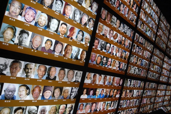 중국 장수성 난징에 위치한 난징대학살 추모관에 생존자들의 모습이 걸려 있다. /사진=위키커먼스