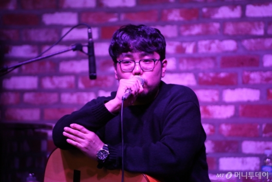 집시 재즈기타리스트 박주원이 최근 열린 4집 발매 간담회에서 신곡에 대해 설명하고 있다. /사진제공=JNH뮤직<br>
