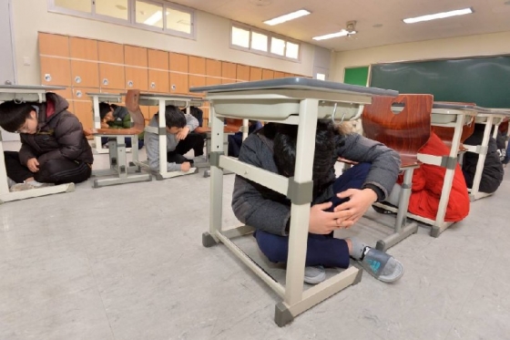 포스코 교육재단 포항제철고등학교 수험생들이 지난해 11월21일 오전 담임 선생님의 지시에 따라 지진 대피훈련을 하고 있다./사진=뉴스1