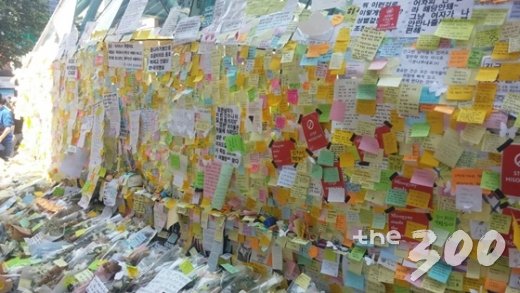 22일 오후 서울 지하철 강남역 10번 출구. '서초동 화장실 살인사건'을 추모하는 포스트잇으로 가득하다./사진=윤준호 기자