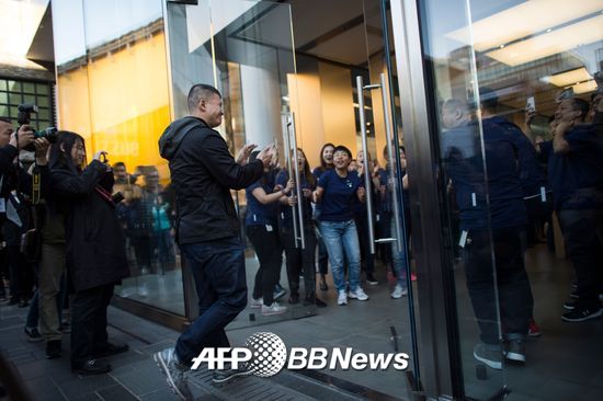 지난해 11월 중국 베이징에서 중국 시민들이 당시 신기종인 애플의 아이폰X를 구매하기 위해 줄을 서고 있는 모습./AFPBBNews=뉴스1