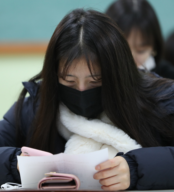2019학년도 대학수학능력시험 성적표가 배부된 5일 오전 서울 서초고등학교에서 학생들이 성적을 확인하고 있다./사진=뉴스1
