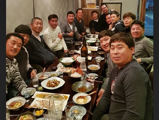 김성근 고문(왼쪽 세 번째)을 비롯해 그의 SK 출신 제자들이 지난 1일 식사 자리에서 함께 만나 회포를 풀었다.  /사진=정경배 현 두산 코치 제공<br>
<br>
