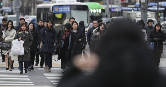 5일 오전 서울 광화문 네거리에서 시민이 두꺼운 외투를 입고 출근길 발걸음을 재촉하고 있다. /사진=뉴시스