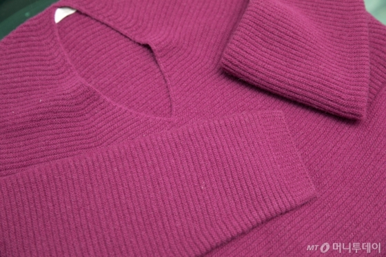 첨단 기술인 홀가먼트 기법으로 만들어진 무봉제 브이넥 스웨터. 무봉제 스웨터는 봉제선이 없어 일반 스웨터보다 편하고 입었을때 핏이 자연스러운 특징이 있다. 이번 크라우드펀딩에서는 무봉제 스웨터를 비롯해 모자,가방,폴라티 등 한겨울을 따뜻하게 보낼 제품들을 저렴한 가격에 만나볼 수 있다.