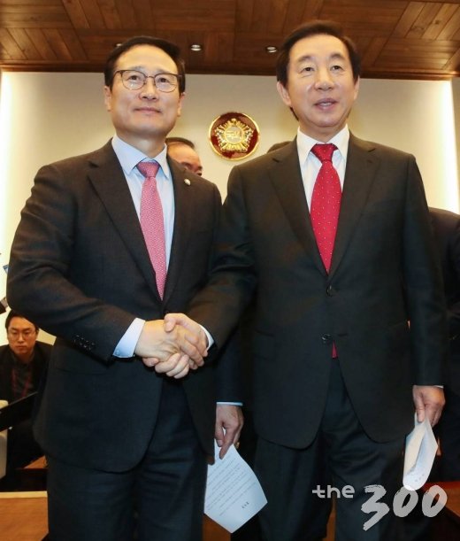 더불어민주당 홍영표, 자유한국당 김성태 원내대표(오른쪽)/사진=이동훈 기자