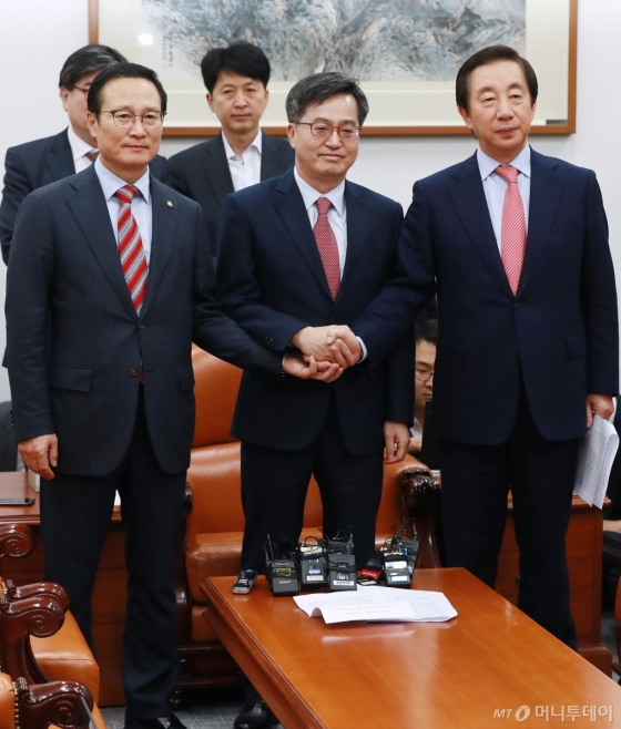 [사진]내년도 예산안 합의한 더불어민주당-자유한국당