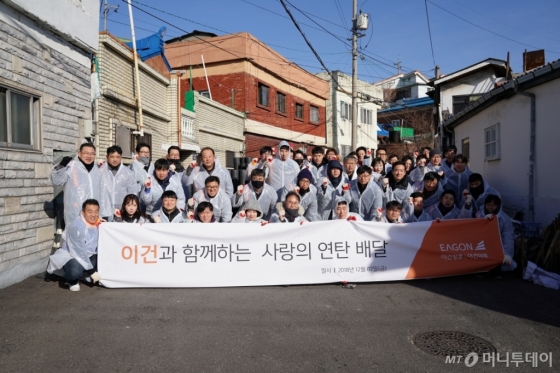 이건 관계사 임직원 60여 명이 지난 7일 인천 미추홀구 숭의동에서 ‘사랑의 연탄 배달’ 봉사 활동을 진행했다./사진제공=이건홀딩스