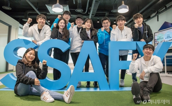 10일 '삼성 청년 소프트웨어 아카데미' 서울 캠퍼스에 입과하는 교육생들이 기념 사진을 촬영하고 있다. /사진=삼성전자 제공<br>