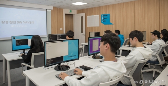 10일 '삼성 청년 소프트웨어 아카데미' 서울 캠퍼스에 입과하는 교육생들이 시범 교육을 받고 있다. /사진=삼성전자 제공<br>