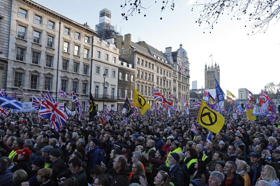 지난 9일 (현지시간) 영국 런던에서 브렉시트 합의안에 대한 영국 하원 표결을 앞두고 브렉시트에 찬성하는 시민들이 국기와 플래카드를 들고 집회를 열고 있다.  © AFP=뉴스1  <저작권자 © 뉴스1코리아, 무단전재 및 재배포 금지>