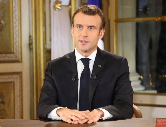 10일(현지시간) 프랑스 파리 엘리제궁에서 에마뉘엘 마크롱 프랑스 대통령이 대국민 담화를 하고 있다. /AFPBBNews=뉴스1