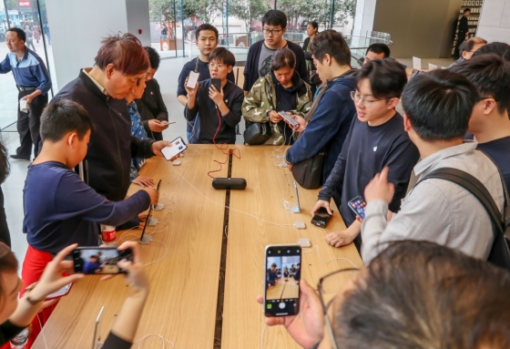 지난 10월 26일(현지시간) 중국 상하이의 한 애플 매장에서 방문객들이 신형 아이폰 제품을 살펴보고 있다. /AFPBBNews=뉴스1