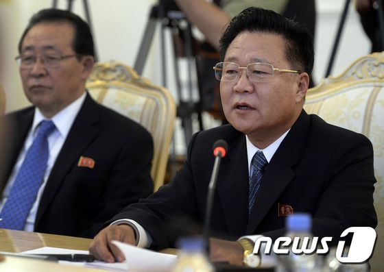 최룡해 북한 노동당 중앙위원회 부위원장(오른쪽) © AFP=뉴스1