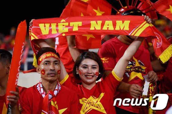지난 6일 베트남 하노이의 미딘 스타디움에서 열린 베트남과 필리핀과 스즈키컵 준결승 2차전에서 베트남 축구팬들이 응원을 펼치고 있다. /사진제공= 뉴스1