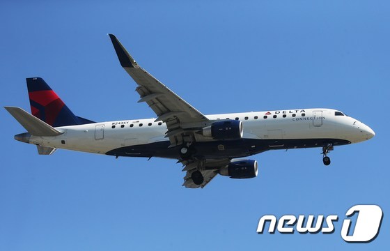 미국 캘리포니아 주 로스앤젤레스 국제공항에서 델타항공 항공기가 착륙하고 있다. © AFP=뉴스1