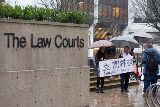 11일(현지시간) 캐나다 밴쿠버 브리티시 컬럼비아 고등법원 앞에서 멍완저우 화웨이 부회장 겸 최고재무책임자(CFO) 석방을 요구하는 사람들이 시위를 벌이고 있다. /AFPBBNews=뉴스1