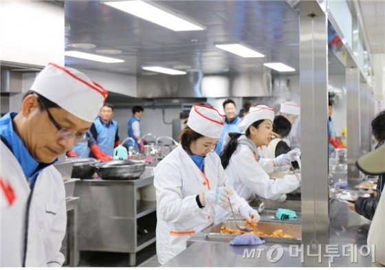 지난 11일 경기도 성남에 위치한 ‘안나의 집’에서 HDC현대산업개발 임직원들이 무료배식 봉사 활동을 하고 있다. /사진제공=HDC현대산업개발