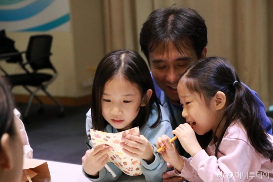 지난 12월 초, 안성시 LS미래원에서 LS그룹 임직원과 자녀들이 가족행복캠프에 참여해 서로에게 쓴 편지를 읽고 있다/사진제공=LG전자